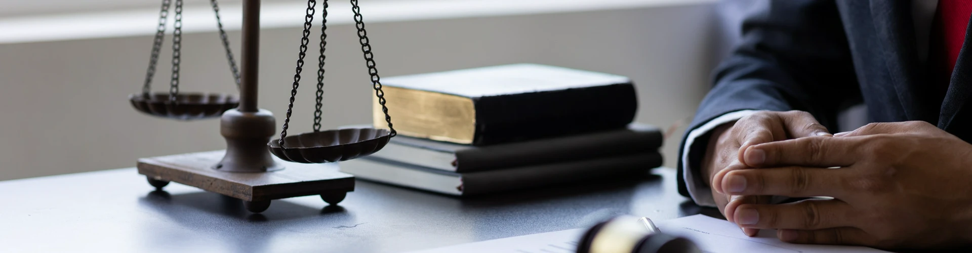 założone ręce, waga i&nbsp;książki