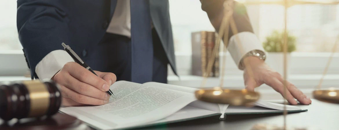 podpisywanie dokumentów, młotek sędziowski i&nbsp;waga
