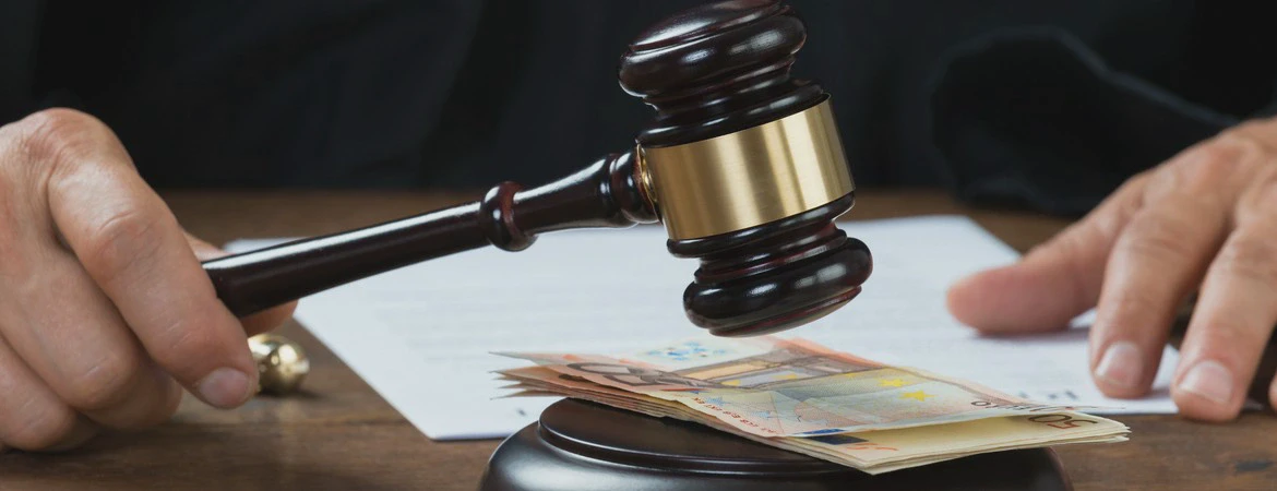 młotek sędziowski i&nbsp;pieniądze
