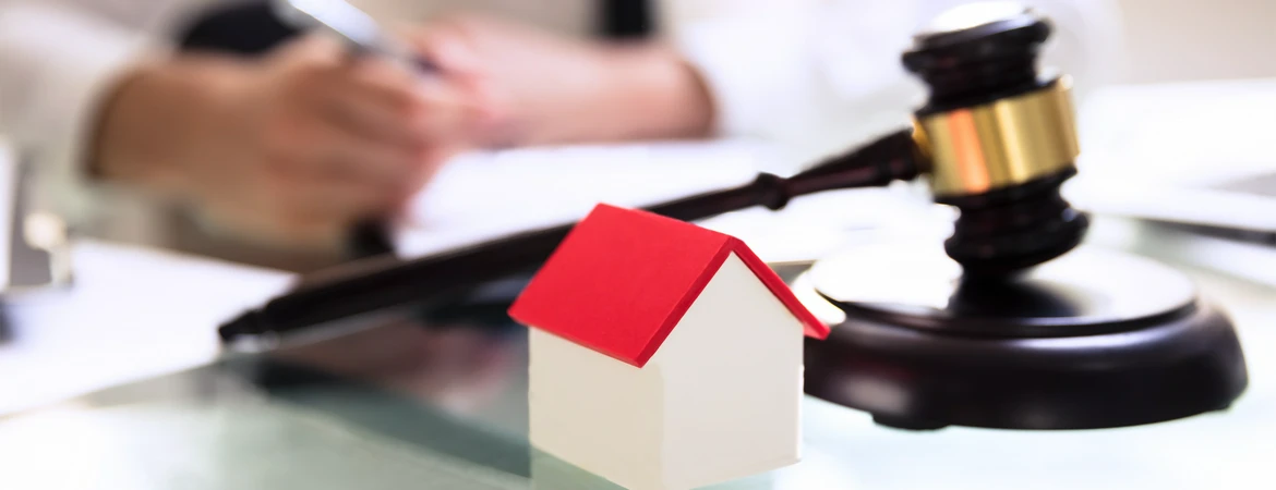 młotek sędziowski i&nbsp;pieniądze